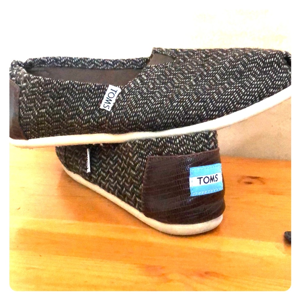 Women’s TOMS shoes